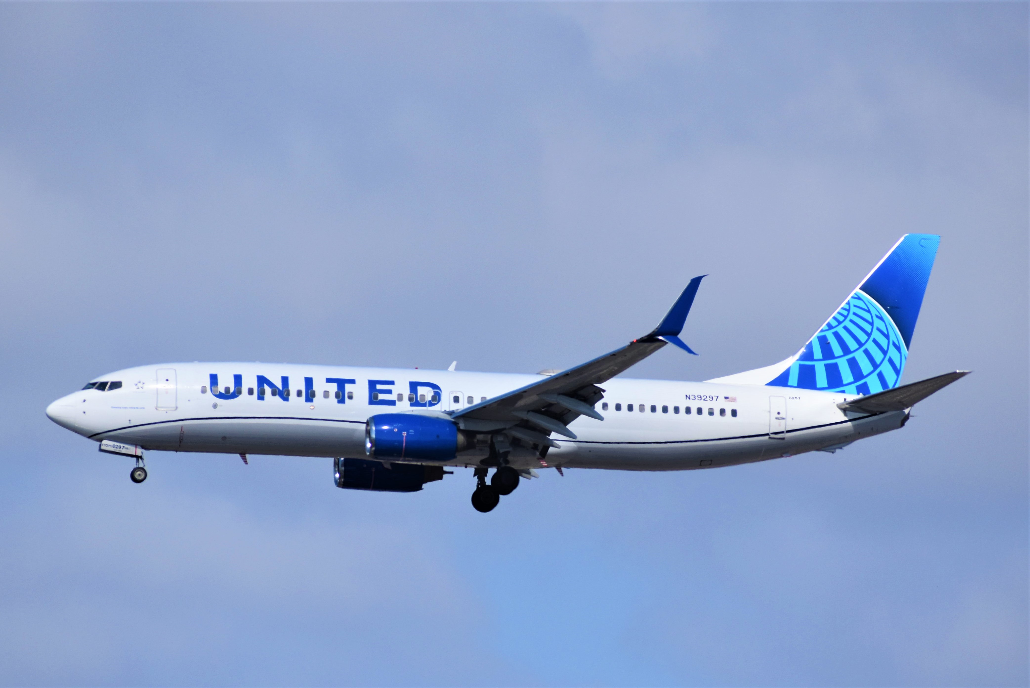 Full size: United Airlines Boeing 737-800 N39297 at San Diego International Airport
